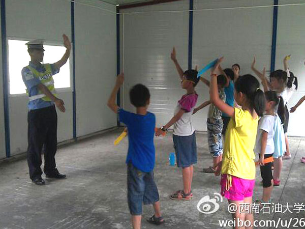 7��24��������ʯ�ʹ�W(xu��)У��(b��o)ӛ�߈F(tu��n)���Ű�֧��־Ը�(du��)�o���ӂ�������һ�ò�һ�ӵ��I(y��)�w�(y��n)�n�����а������t(y��)�����ώ����������ƌW(xu��)�ң���ώ���N�I(y��)���(du��)�T��ϣ�������ӂ�?c��)ڸ���(g��)�I(y��)�ώ�ָ��(d��o)�£��܌�(du��)δ����������Mϣ�����D�顰���������ڽ̌�(d��o)���ӂ���ָͨ�]�Ļ��A(ch��)�ք�(sh��)��