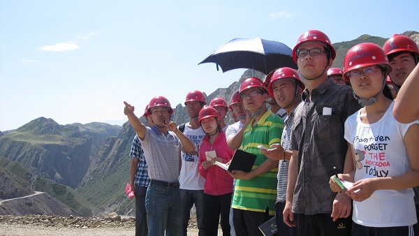 7��9����ʯ���Ӵ�W(xu��)��������顱�F(tu��n)�(du��)�ڶ���ǰ����˹����ˮ���м~��������(sh��)���{(di��o)�п�˹����ˮ���м~���̵ĵ��|(zh��)��r���D���(du��)�T�����J(r��n)�� ȡ�����ώ����v����