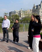 網(wǎng)友參觀晉陽湖　　晉陽湖項目原投資計劃為2.2億元，區(qū)域內(nèi)五座橋為景觀橋。為完善其功能，強化景觀提升效果，對部分項目進行了優(yōu)化、提升，包括將區(qū)域內(nèi)五座景觀橋改為市政橋并新增兩座市政橋。