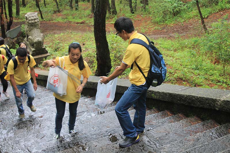 ��ǧ�{ɽ����ͽ����߻��(d��ng)�У��(du��)�T����ʰ���^(q��)�����������Ƶĭh(hu��n)��������