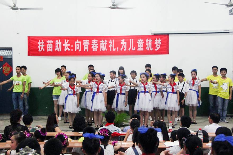 ־Ը�ߞ麢�ӂ��e�k�ˡ��������L(zh��ng)��������ˇ�R�ݣ�����С���т�ͬ�_(t��i)�����ք�(sh��)�衶�ж����ġ���