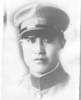 �������h�����|���d���ˣ�1908������������ڵ�����ͥ���x�켽܊�^(q��)�Γ�܊˾��T��1924���M��|���v���ã����I(y��)����У����У�̹���1931�����Rռɽ�������У�����������˽��򿹑�(zh��n)�Ȍ�������(zh��n)��1936���κӱ����h��܊��У�����L��1938��8���ʲ����x����꠱��x�켽܊�^(q��)��ʽ������x�켽܊�^(q��)�Γ�܊������˾��T��1939������Ї����a�h��1940���ڰوF���(zh��n)�Љ��Ҡ������r��32�q��