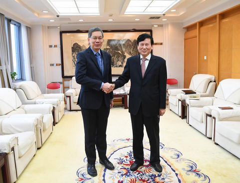 人民日?qǐng)?bào)社社長、總編輯庹震會(huì)見新加坡駐華大使呂德耀一行
