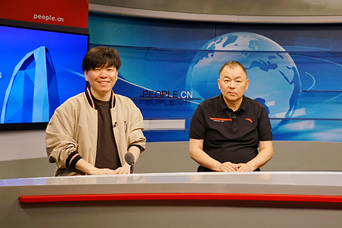 電影頻道節(jié)目中心副總編輯王平久（右）、音樂制作人常石磊（左）做客人民網(wǎng)。人民網(wǎng)記者 皇甫萬里 攝