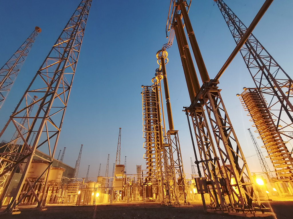 ±660kV巴基斯坦默蒂亞里-拉合爾（默拉）直流輸電項(xiàng)目拉合換流站夜景。（國家電網(wǎng)供圖）