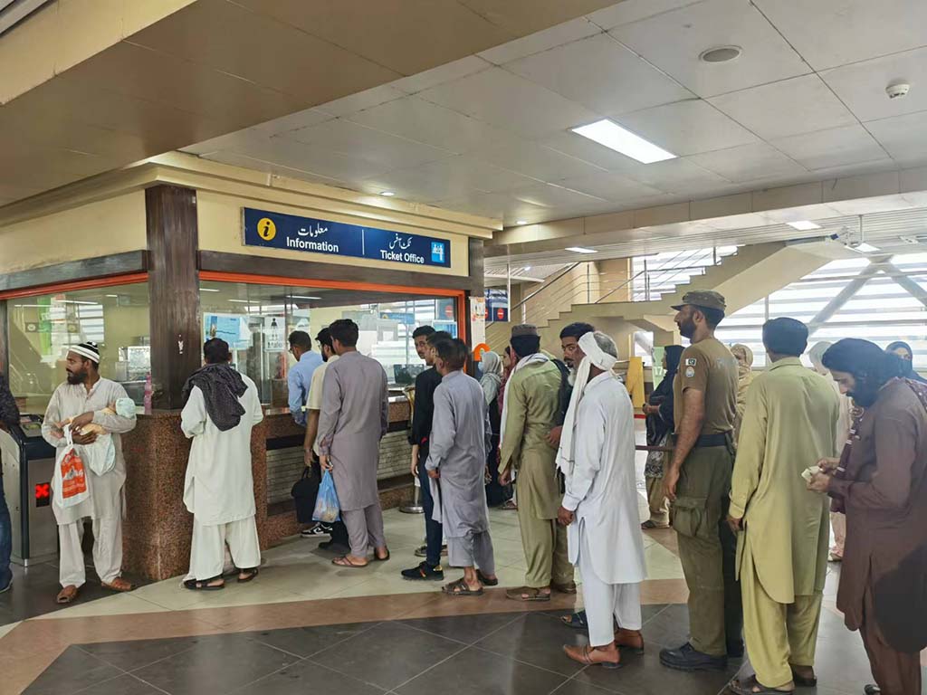 當(dāng)?shù)孛癖娫诶蠣柍染€地鐵里排隊購票。（人民網(wǎng)記者 石晶攝）