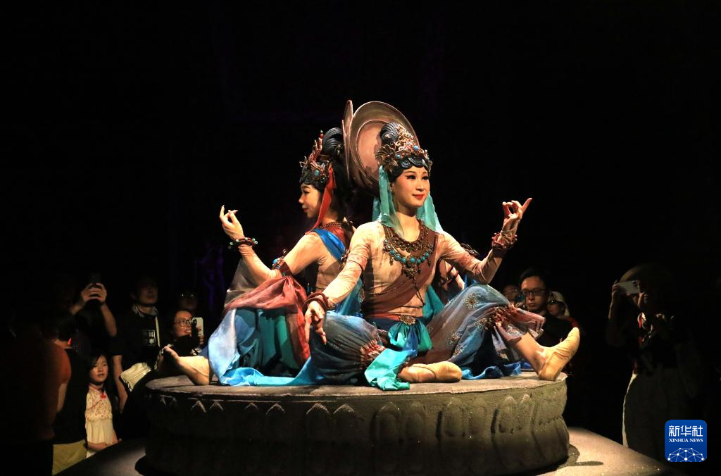 8月5日晚，游客在甘肅省敦煌市觀看大型洞窟式沉浸體驗(yàn)劇《樂(lè)動(dòng)敦煌》。 新華社發(fā)（張曉亮 攝）