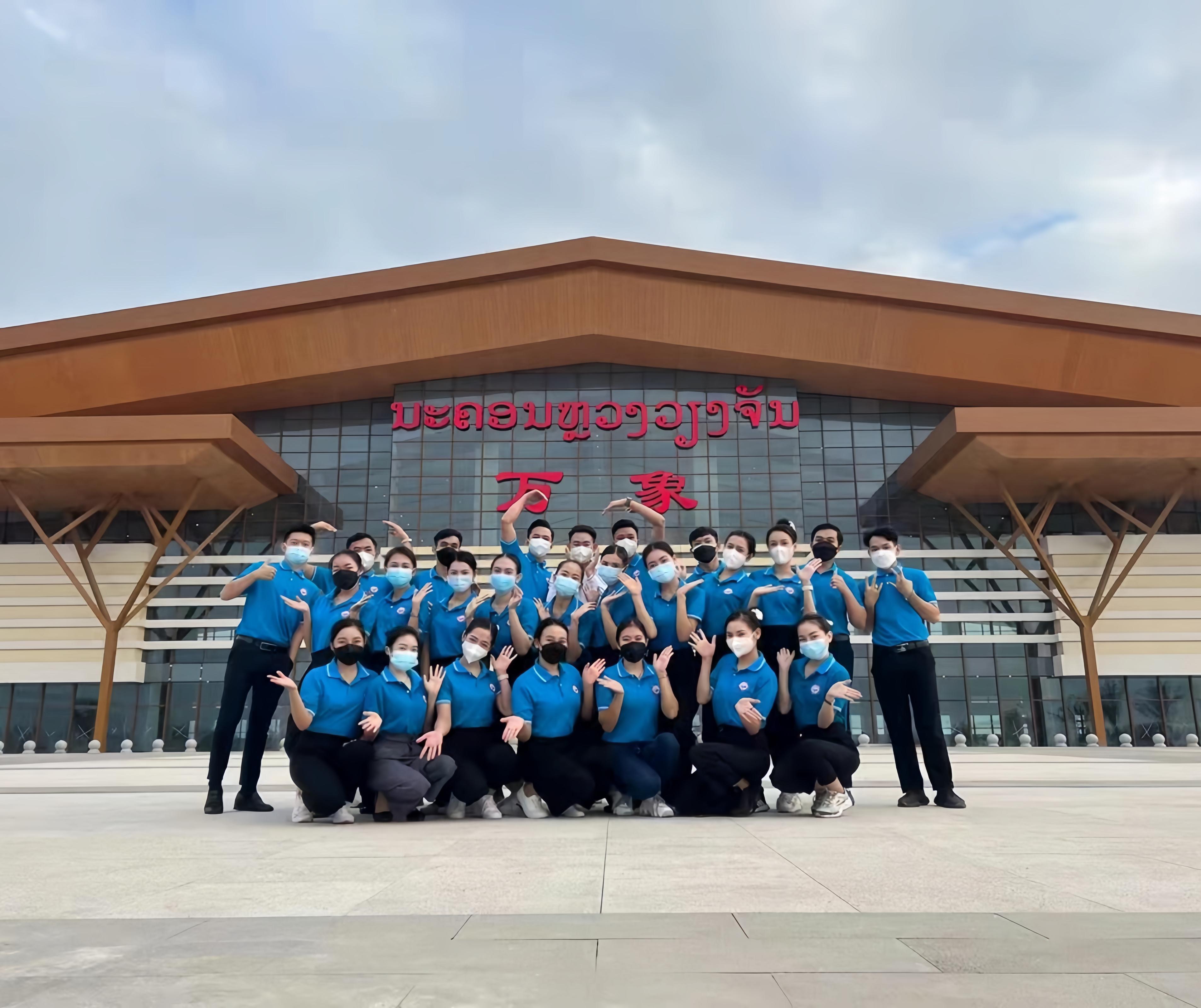 學(xué)生上崗前在老撾萬象高鐵站前合影（其中5人為貴陽職業(yè)技術(shù)學(xué)院培訓(xùn)班學(xué)生）。 貴陽職業(yè)技術(shù)學(xué)院供圖