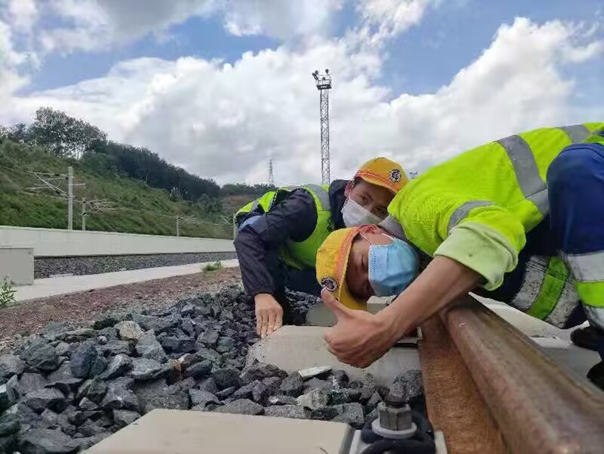 佟郎（左）正在檢修鐵路。受訪者供圖