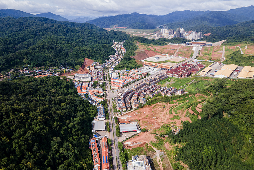 磨憨口岸俯瞰，右前方高層白色建筑群為老撾境內(nèi)。人民網(wǎng)記者 符皓攝