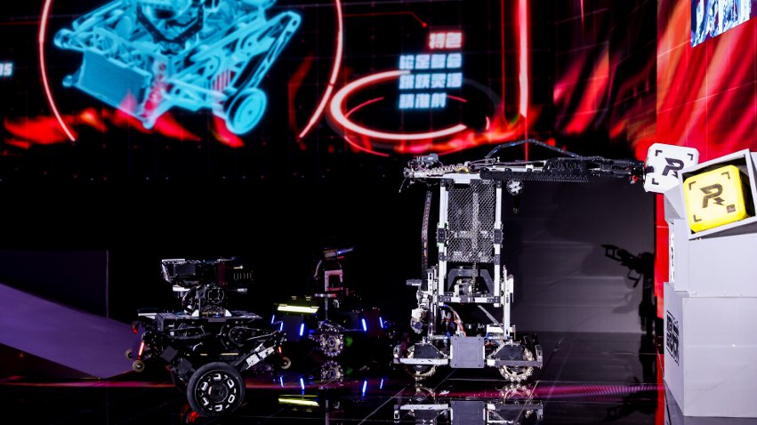 武漢工程大學(xué)大學(xué)生們帶來的機(jī)甲大師對(duì)抗比賽。主辦方供圖